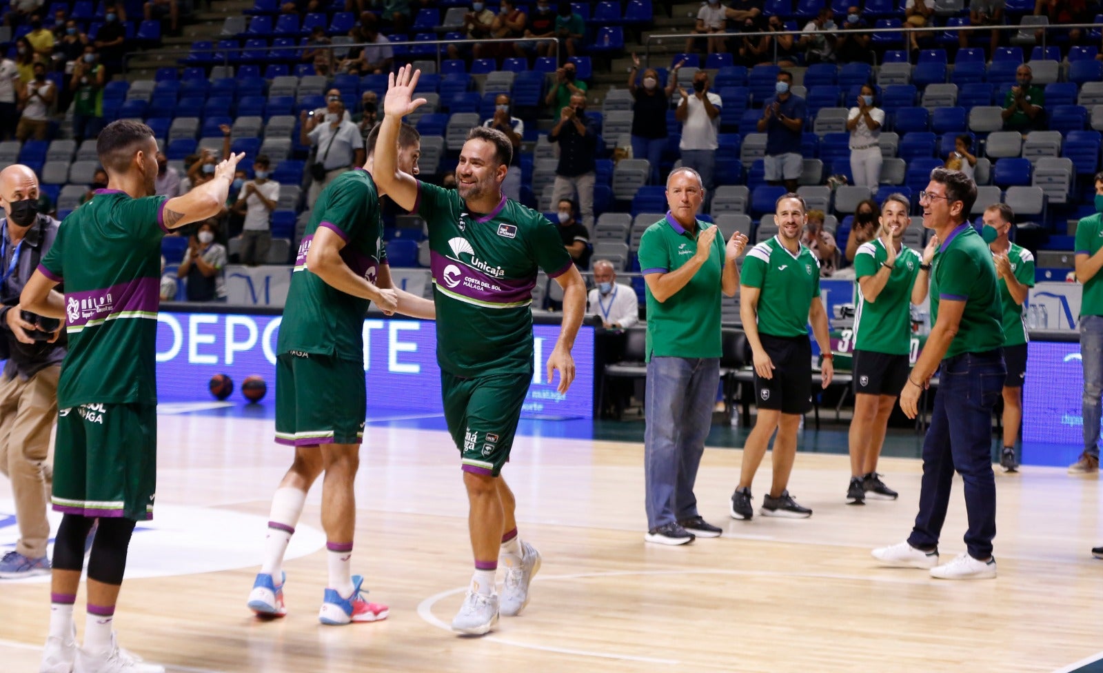 La retirada de Cabezas, vestido de verde, y el regreso de público al pabellón le dieron vida al Torneo Costa del Sol