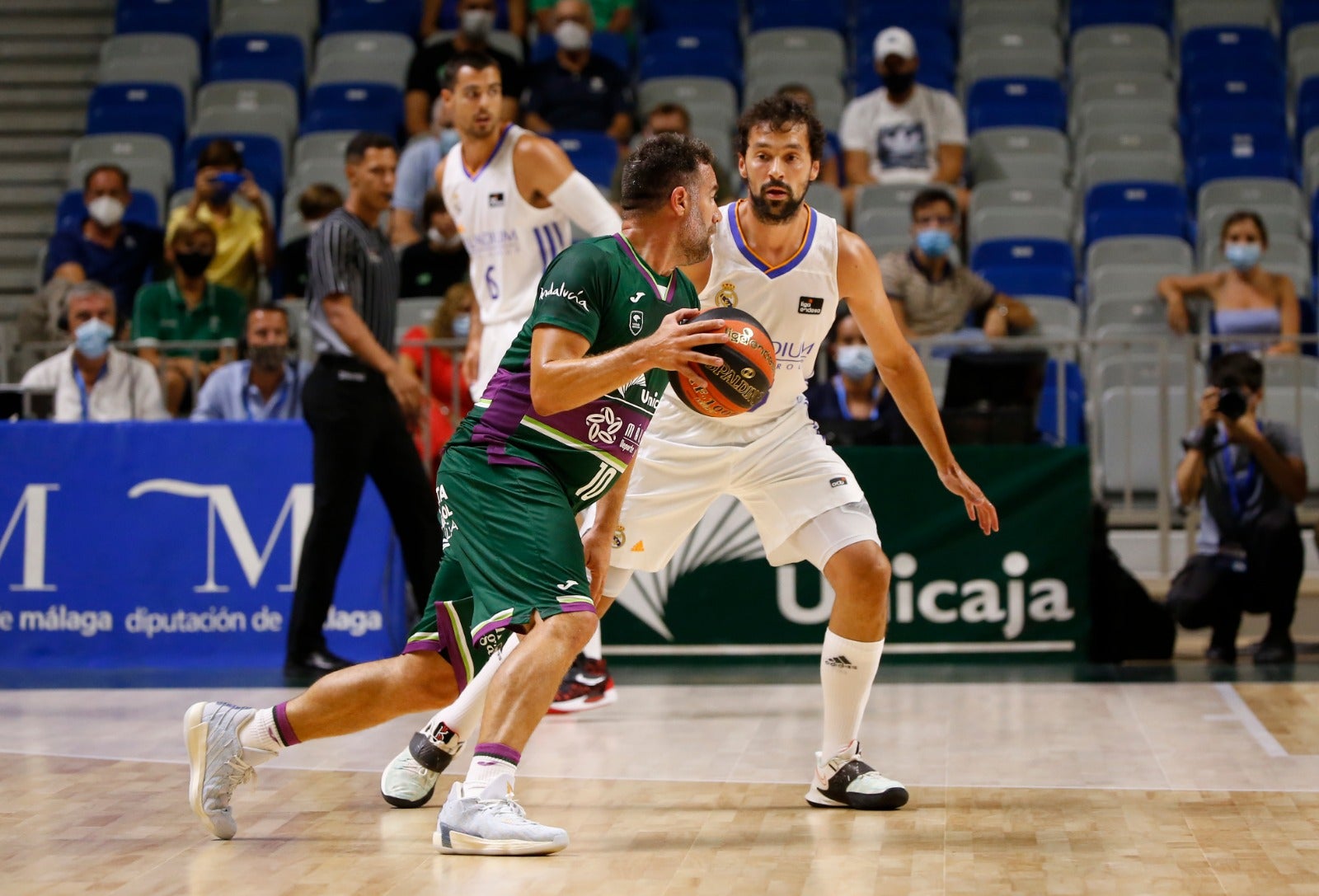 La retirada de Cabezas, vestido de verde, y el regreso de público al pabellón le dieron vida al Torneo Costa del Sol