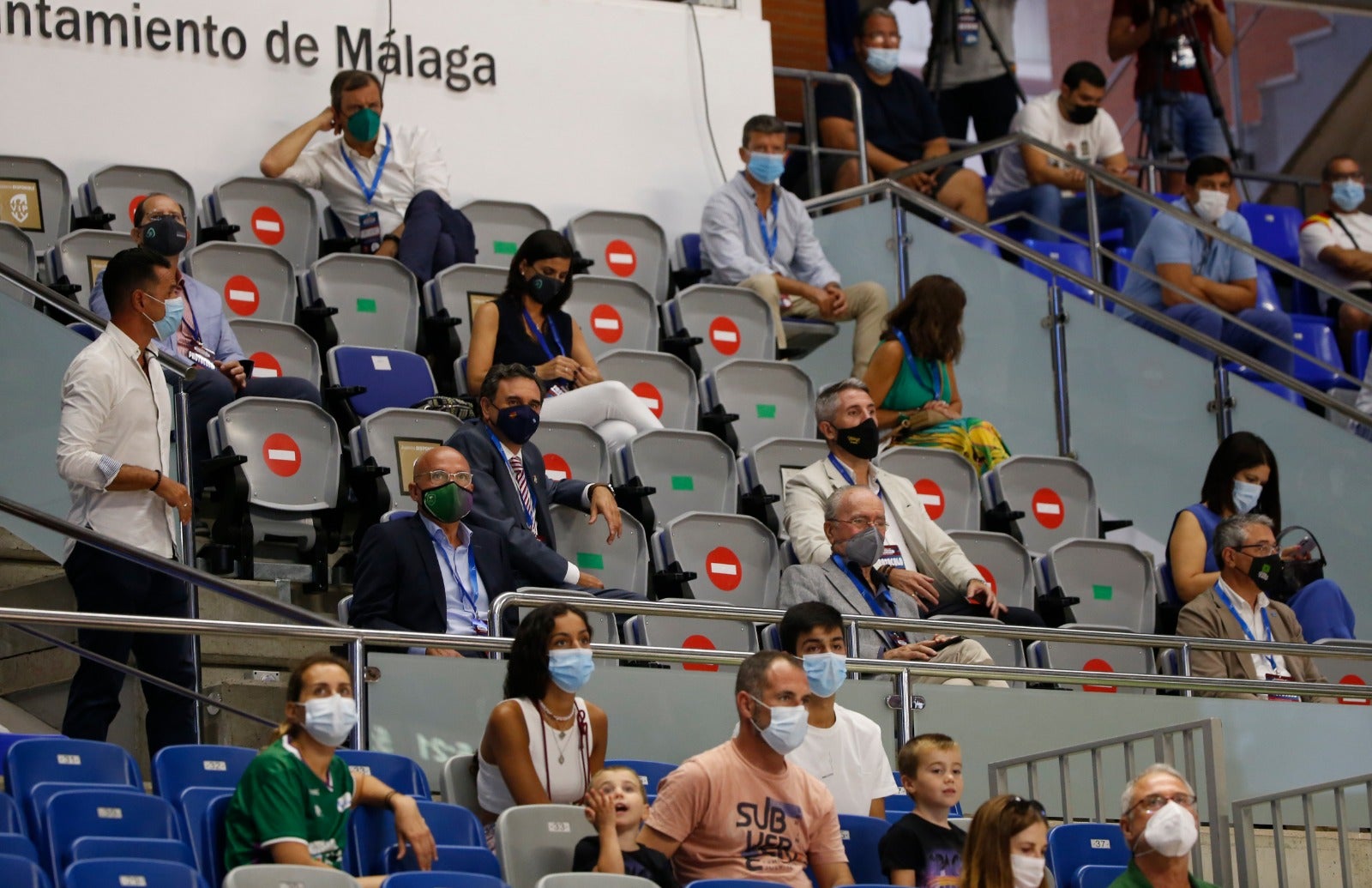 La retirada de Cabezas, vestido de verde, y el regreso de público al pabellón le dieron vida al Torneo Costa del Sol