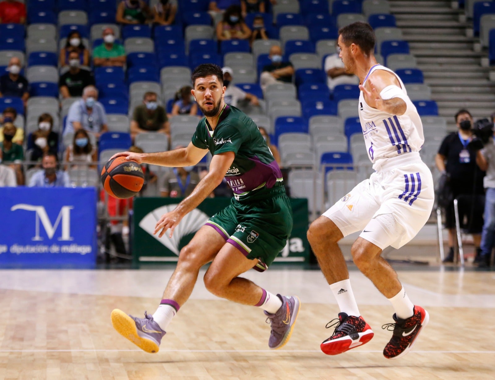 La retirada de Cabezas, vestido de verde, y el regreso de público al pabellón le dieron vida al Torneo Costa del Sol