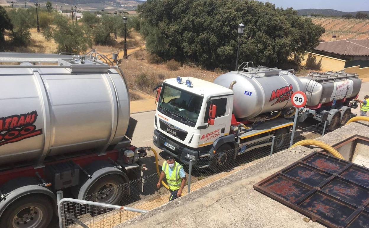 Camiones llenando uno de los depósitos estos pasados días. 