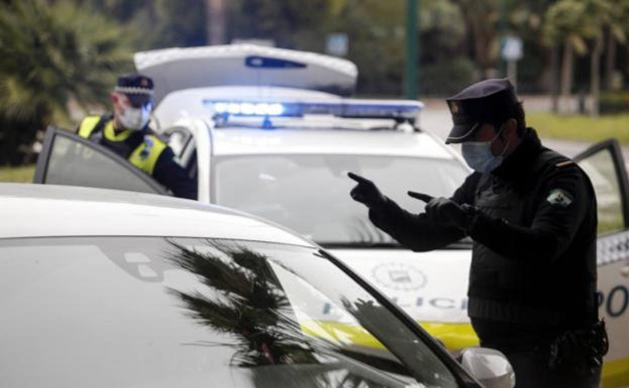 Imagen de archivo de un policía local durante el confinamiento. 