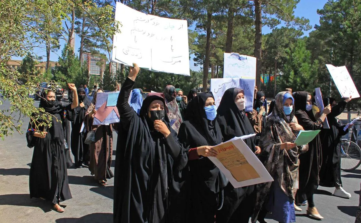 Un grupo de valientes mujeres exige ayer sus derechos durante una marcha por las calles de Herat.. 
