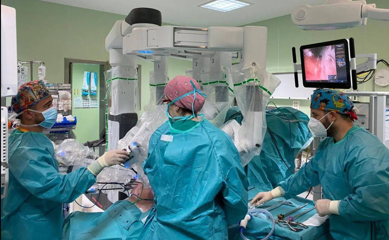 Imagen de una operación de cirugía robótica en el Clínico. 