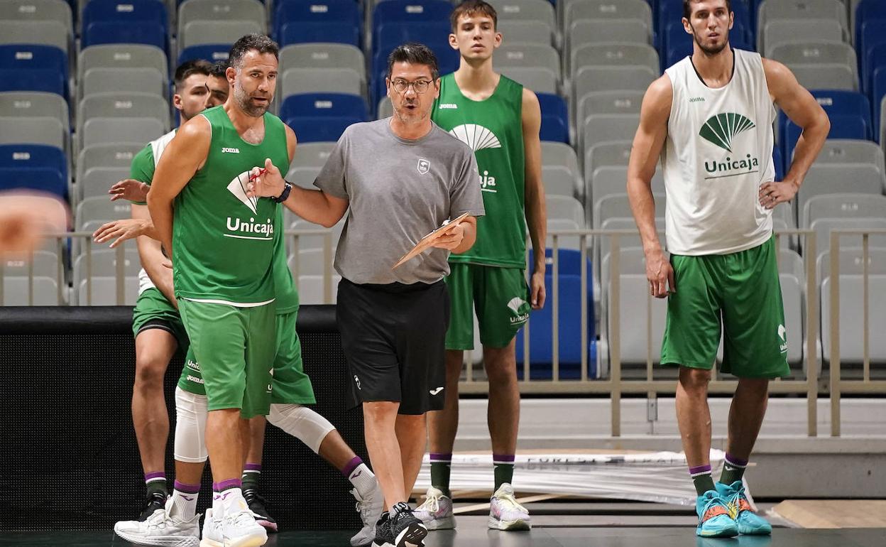 Fotis Katsikaris se dirige a Cabezas en el entrenamiento. 