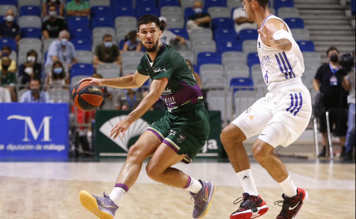 Axel Bouteille, defendido por Abalde en el duelo del viernes. 