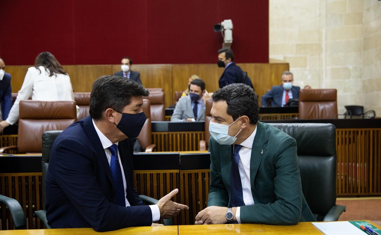 Juan Marín y Juanma Moreno, en el Parlamento. 