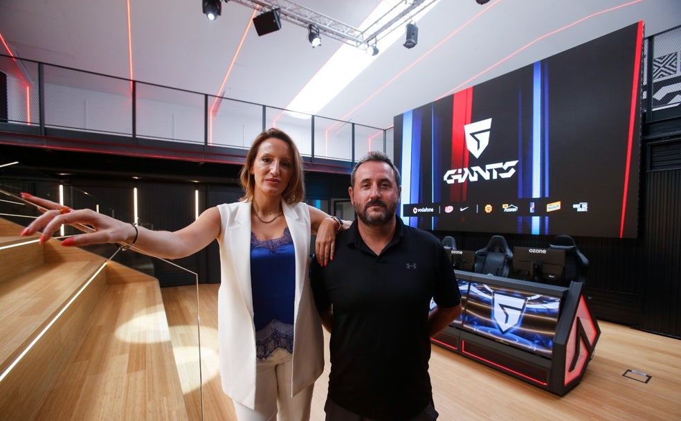 Virginia Calvo y José Díaz, propietarios de Vodafone Giants, en la sede del club. 