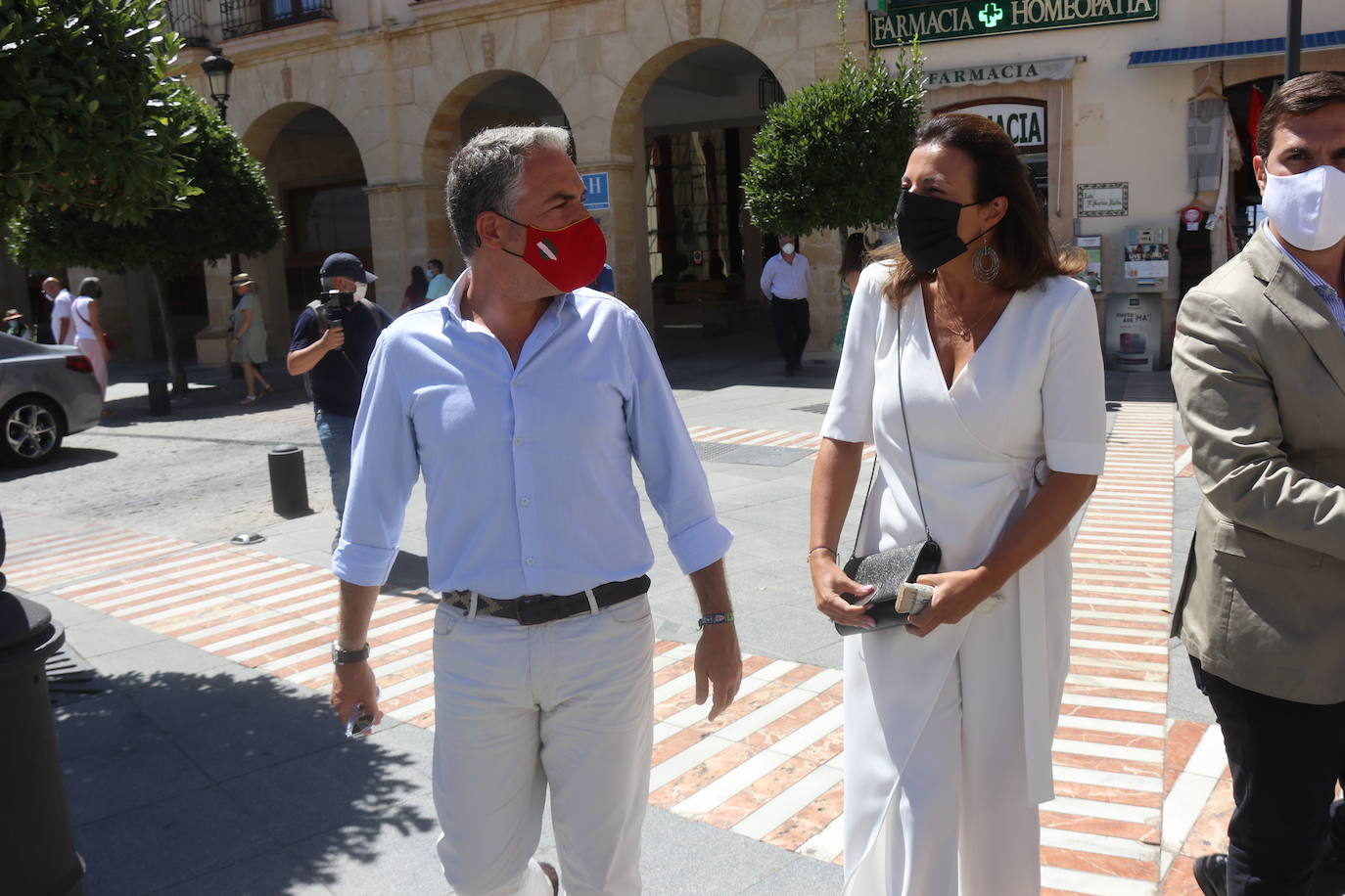 Ronda ha recuperado parte de su ambiente con la Corrida Goyesca de 'no feria' que tiene lugar este sábado y que ha atraído a decenas de personas en el entorno de la plaza de toros