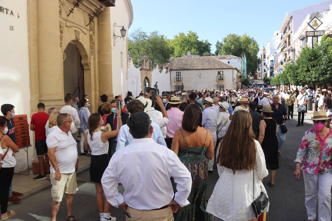 Ronda ha recuperado parte de su ambiente con la Corrida Goyesca de 'no feria' que tiene lugar este sábado y que ha atraído a decenas de personas en el entorno de la plaza de toros