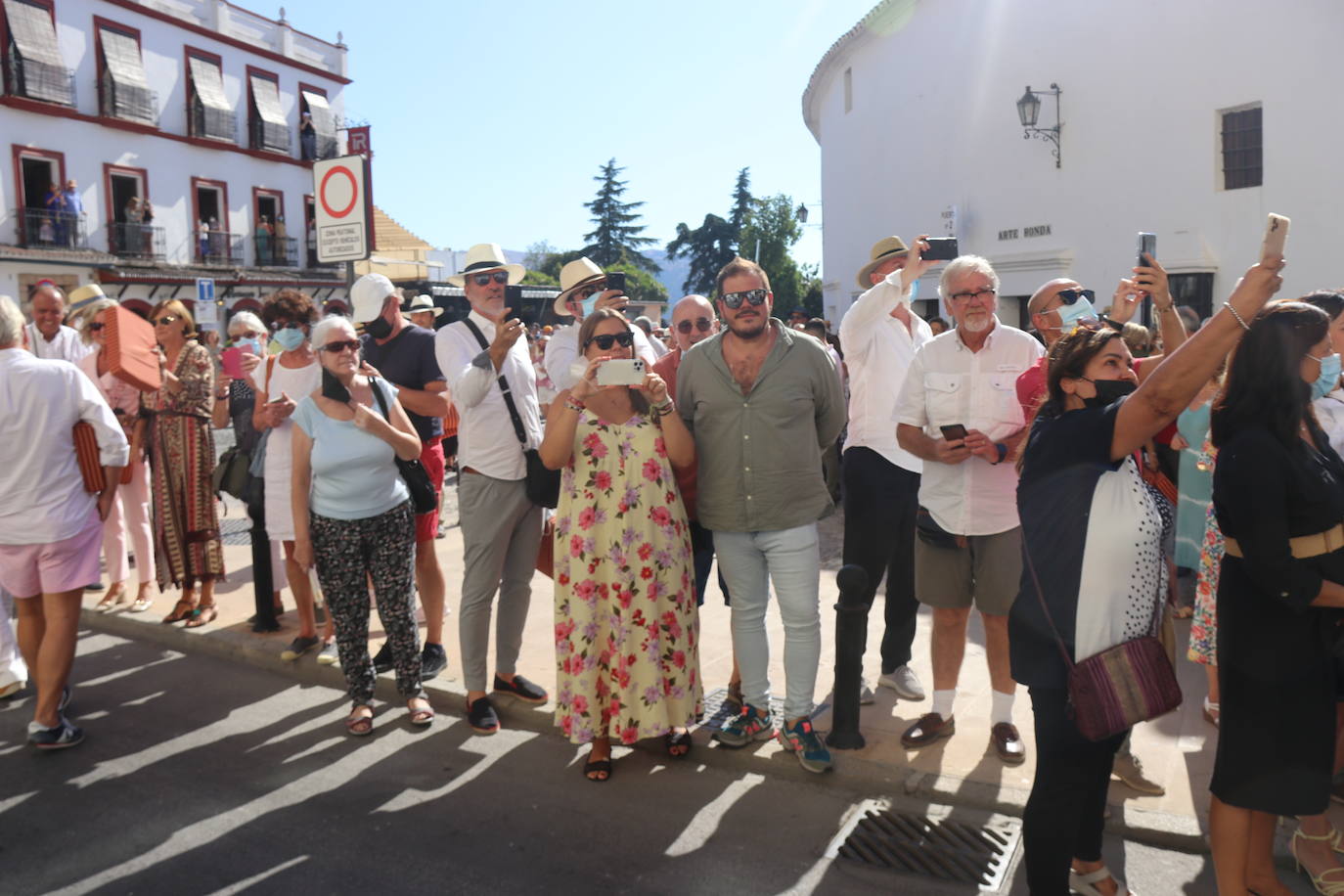 Ronda ha recuperado parte de su ambiente con la Corrida Goyesca de 'no feria' que tiene lugar este sábado y que ha atraído a decenas de personas en el entorno de la plaza de toros