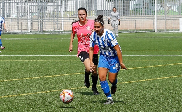 Clo, perseguida por una rival. 