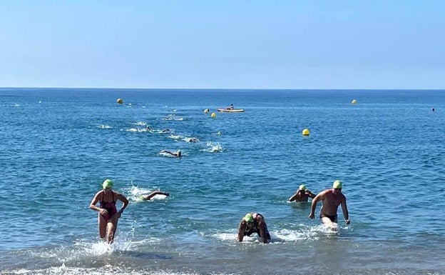 Imagen principal - Tres imágenes de la prueba disputada este domingo en la playa torroxeña de Ferrara. 