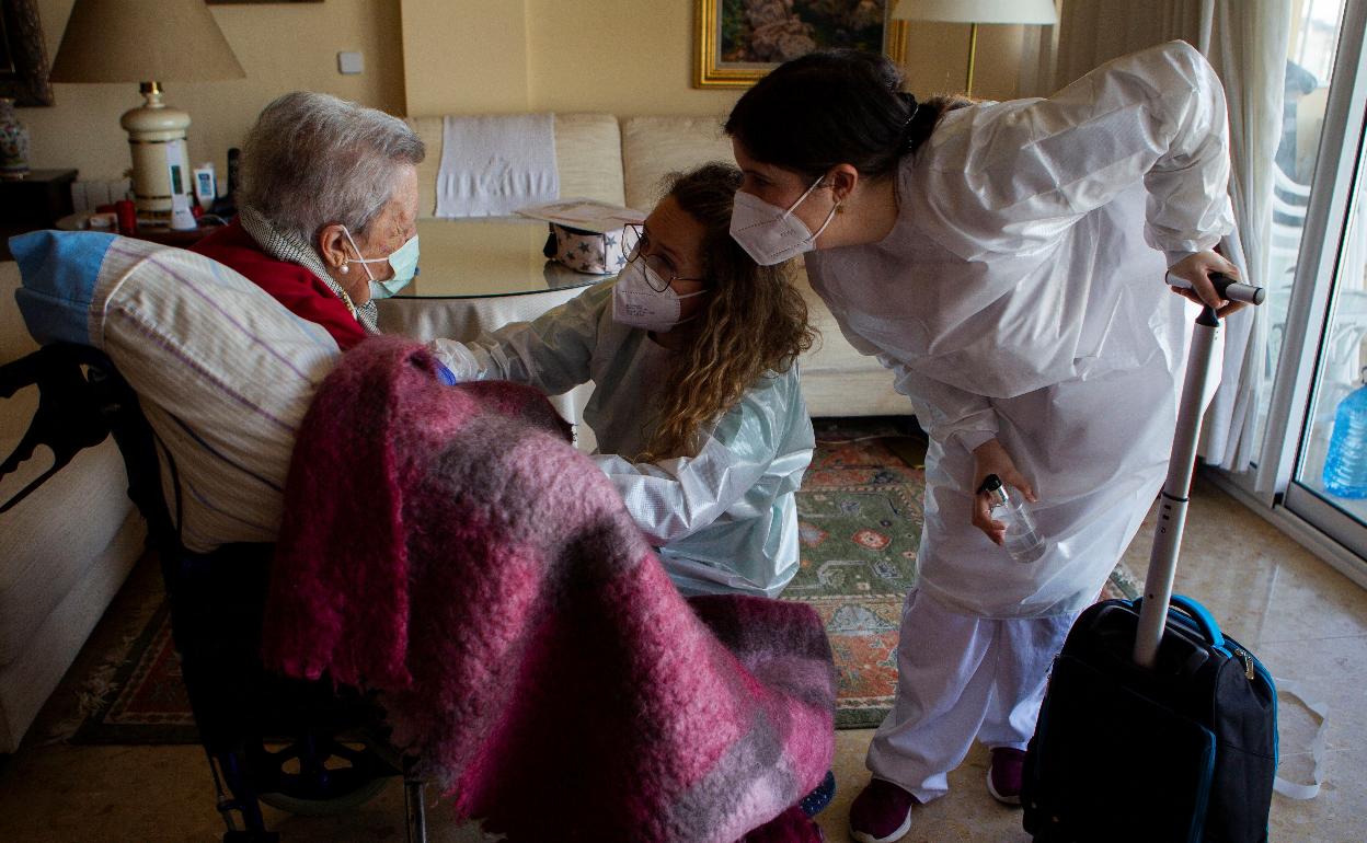 Vacunación contra la covid a domicilio para ancianos dependientes en Palma de Mallorca. 