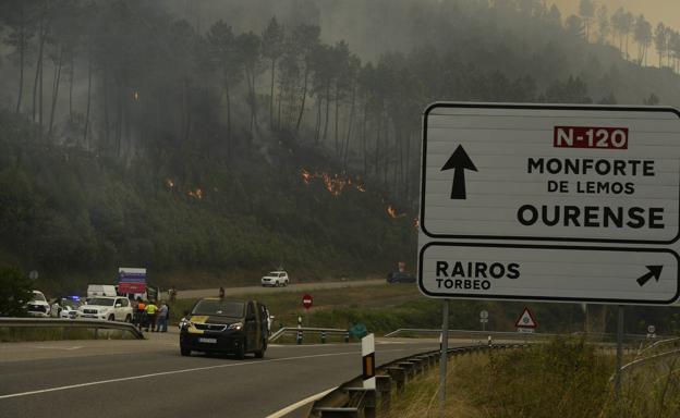Las llamas se acercan a la población lucense de Rairos.