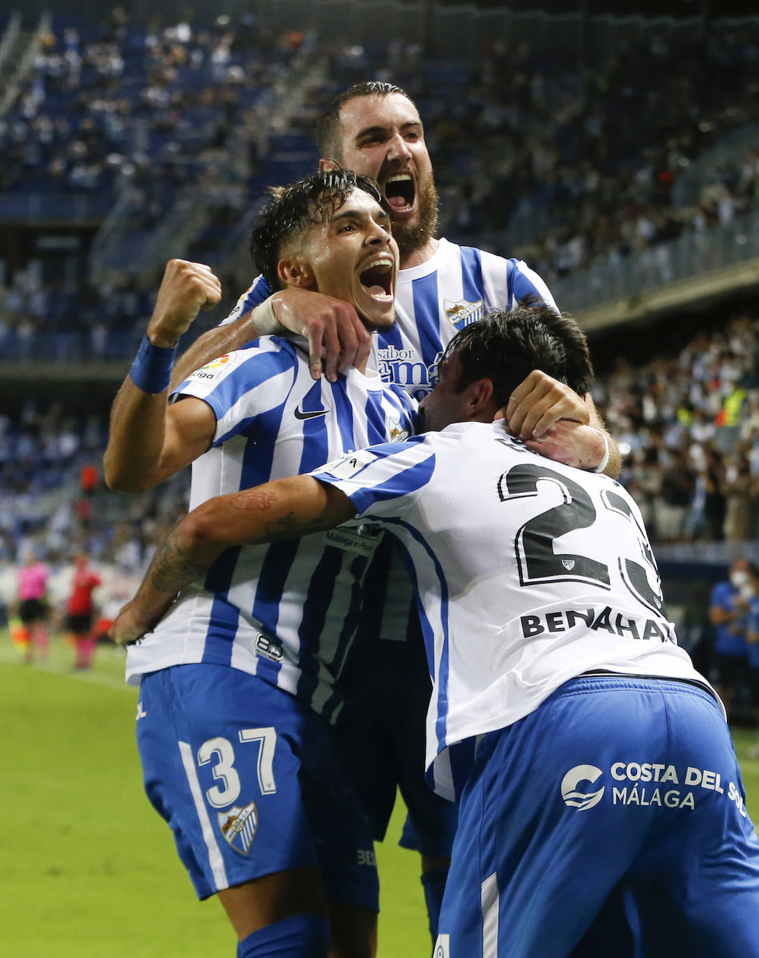 Kevin celebra con efusividad el gol de Escassi ante el Alcorcón hace dos semanas en La Rosaleda.