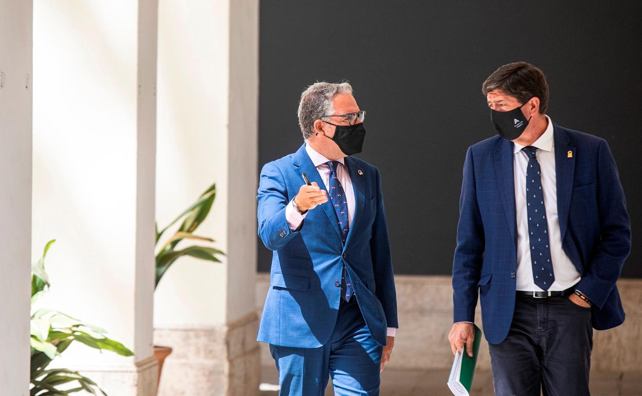 El consejero de Presidencia, Elías Bendodo, y el vicepresidente, Juan Marín