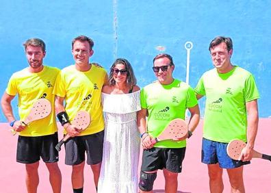Imagen secundaria 1 - Los finalistas Santiago Souvirón, Carlos Ruiz del Portal, Álvaro Abad y Félix Ruiz del Portal. En las fotos de abajo, durante el partido matutino junto a Teresa Díaz, la madrina, en la última foto en solitario 