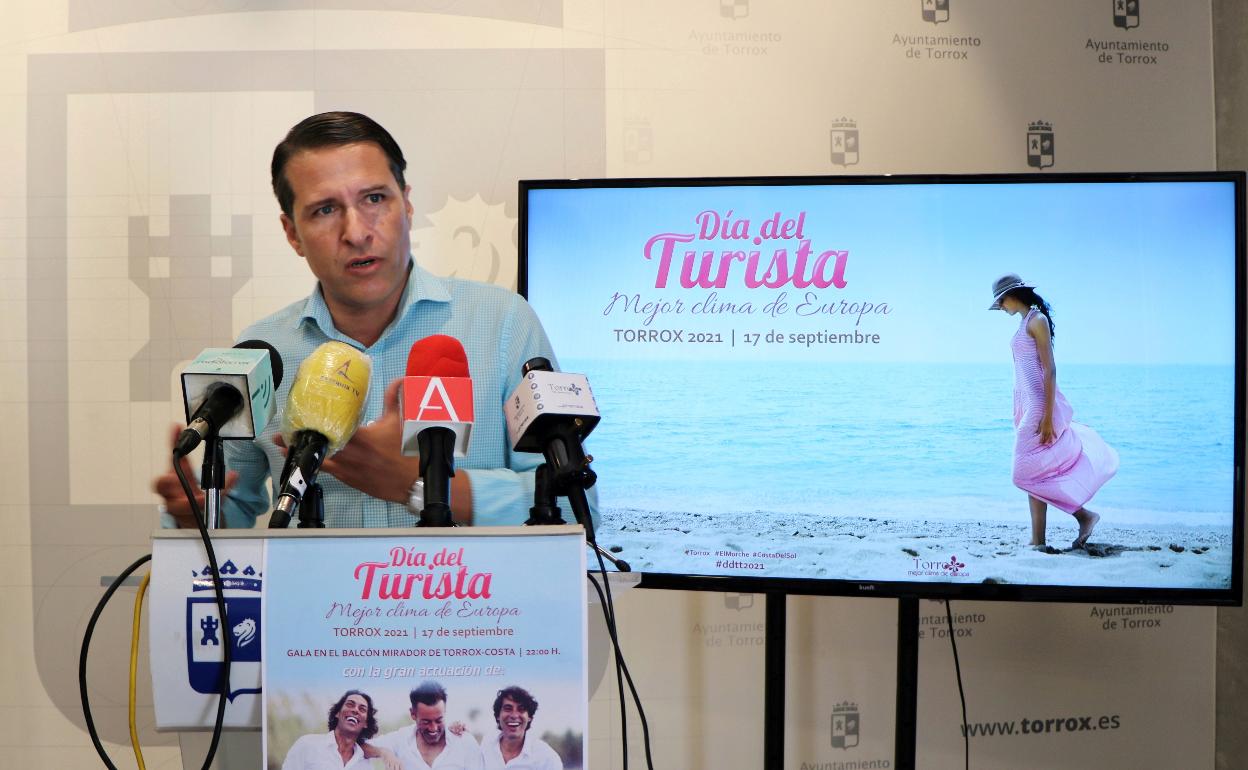 El alcalde de Torrox, Óscar Medina, en la presentación de la programación por el Día del Turista. 