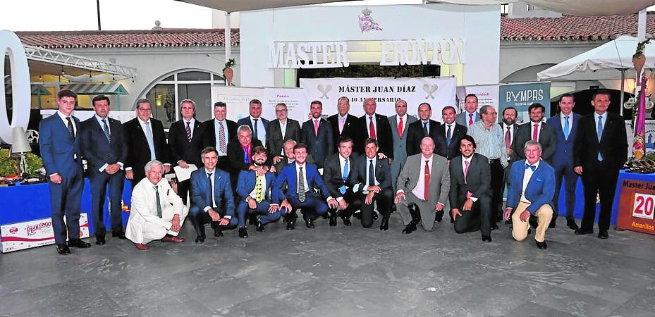 Los máster participantes posan en una foto de familia antes de la cena. 