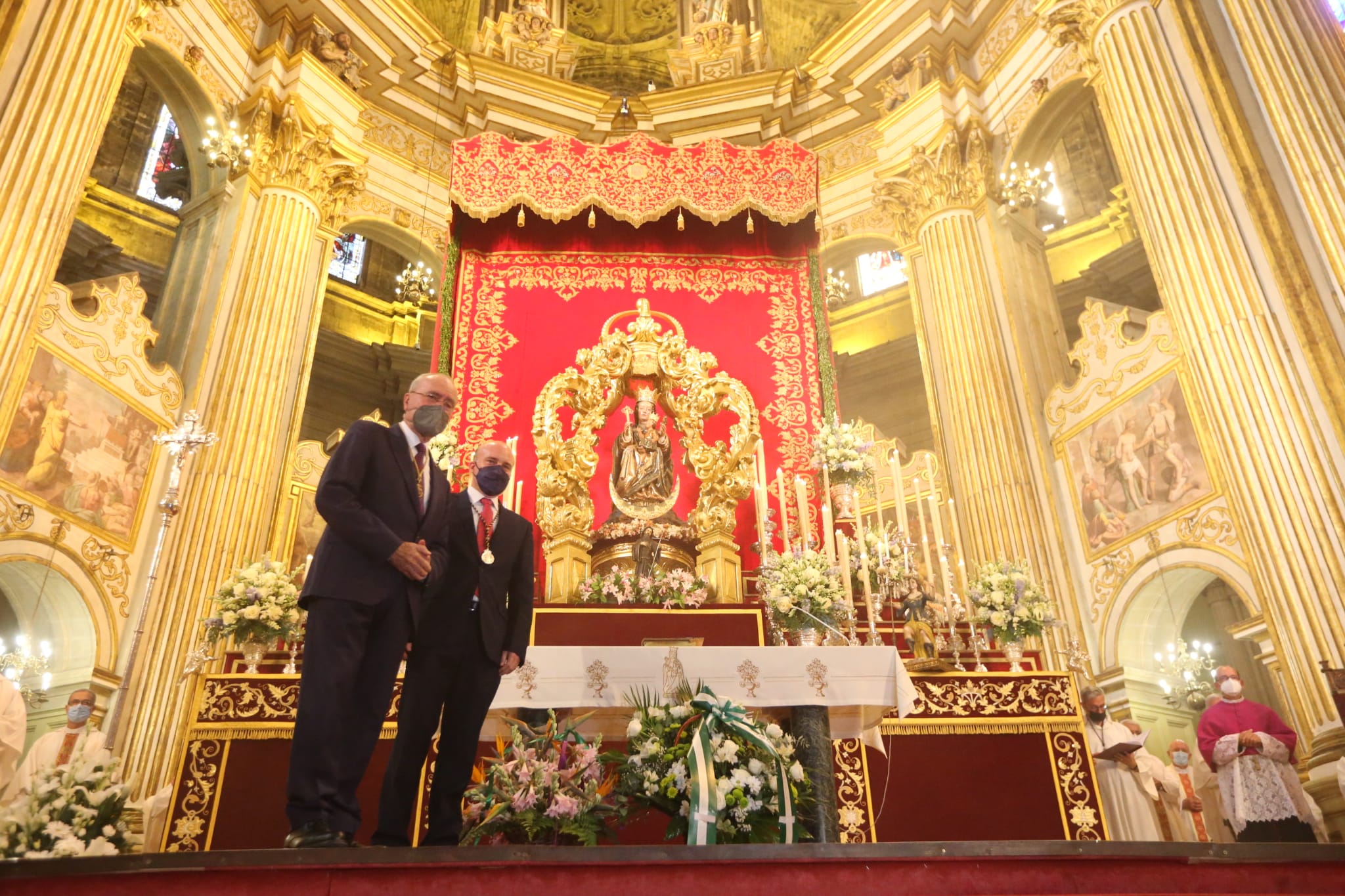 Ofrenda floral a la Virgen de la Victoria