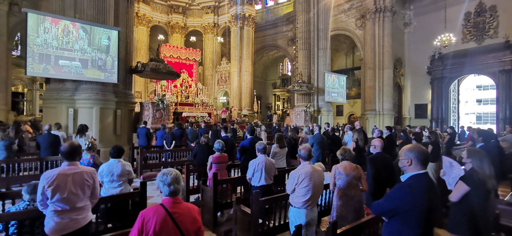 Ofrenda floral a la Virgen de la Victoria