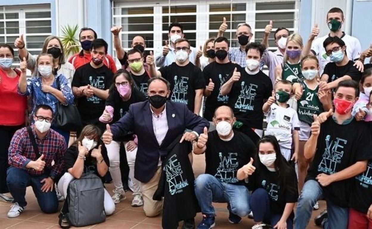 Waczynski posa con los participantes en el programa One Team de la Euroliga con Down Málaga. 