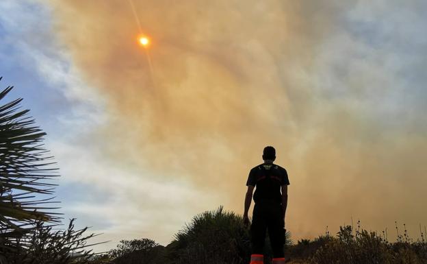 La Junta activa el nivel 1 del Plan Infoca por el incendio que afecta a la sierra de Estepona, Jubrique y Genalguacil, que deja ya más de 500 vecinos desalojados