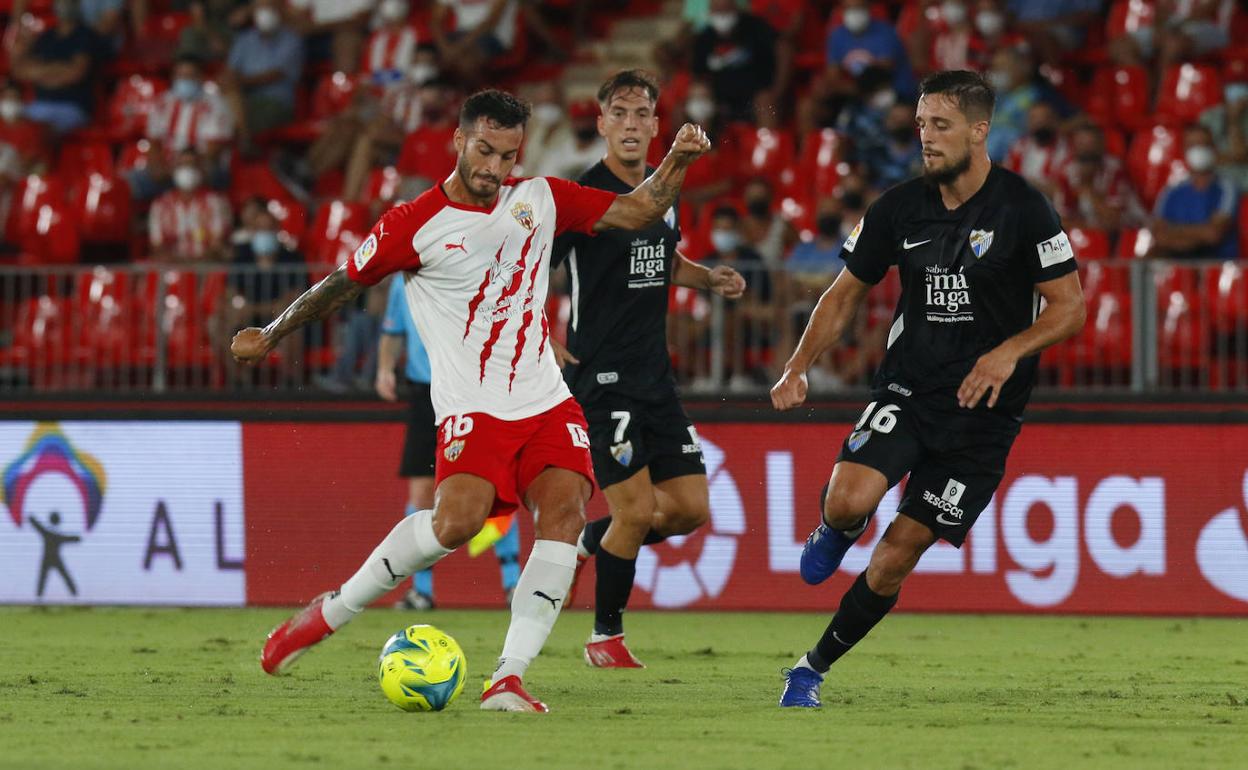 Genaro sale al cruce de Lazo en el duelo ante el Almería (con Paulino al fondo), tras una convocatoria sólo con tres no profesionales. 