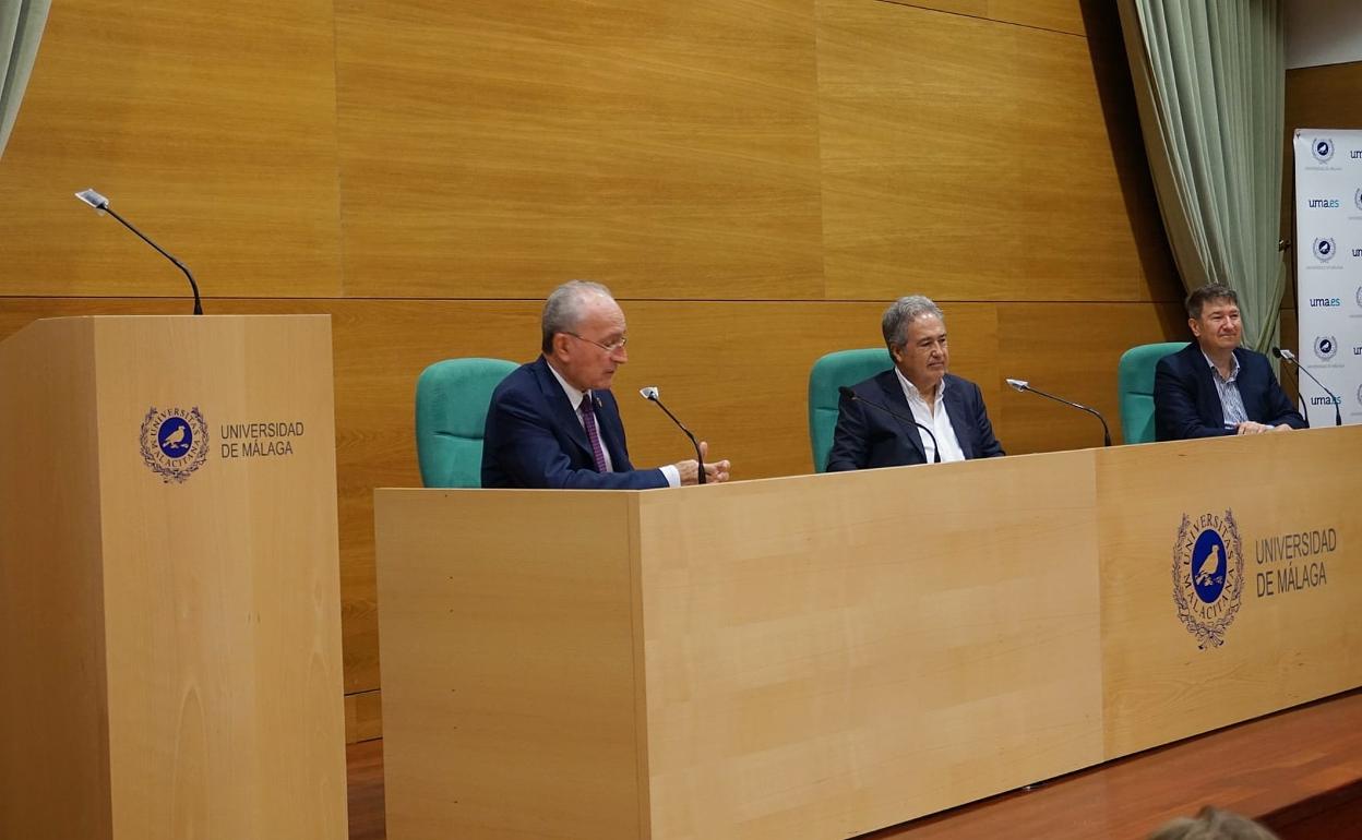 El alcalde, Francisco de la Torre, el vicerrector García Galindo y el presidente de la Asociación de Estudios Hebreos, Mariano Gómez, en la inauguración del simposio. 