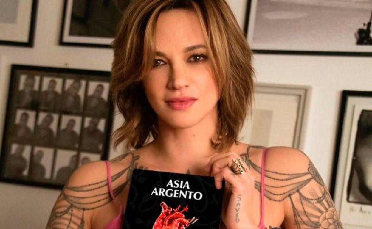 Asia Argento, con su autobiografía 'Anatomía de un corazón salvaje'. 