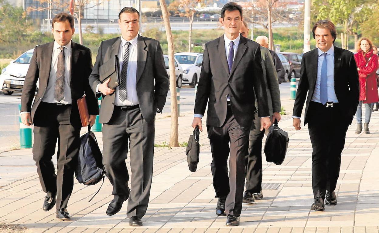 Gonzalo Hervás (tercero) y Jamal Satli (derecha), acudiendo a una vista del 'caso BlueBay'.