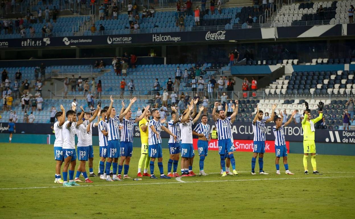 Los jugadores del Málaga agradecen a la grada el apoyo tras derrotar al Alcorcón. 