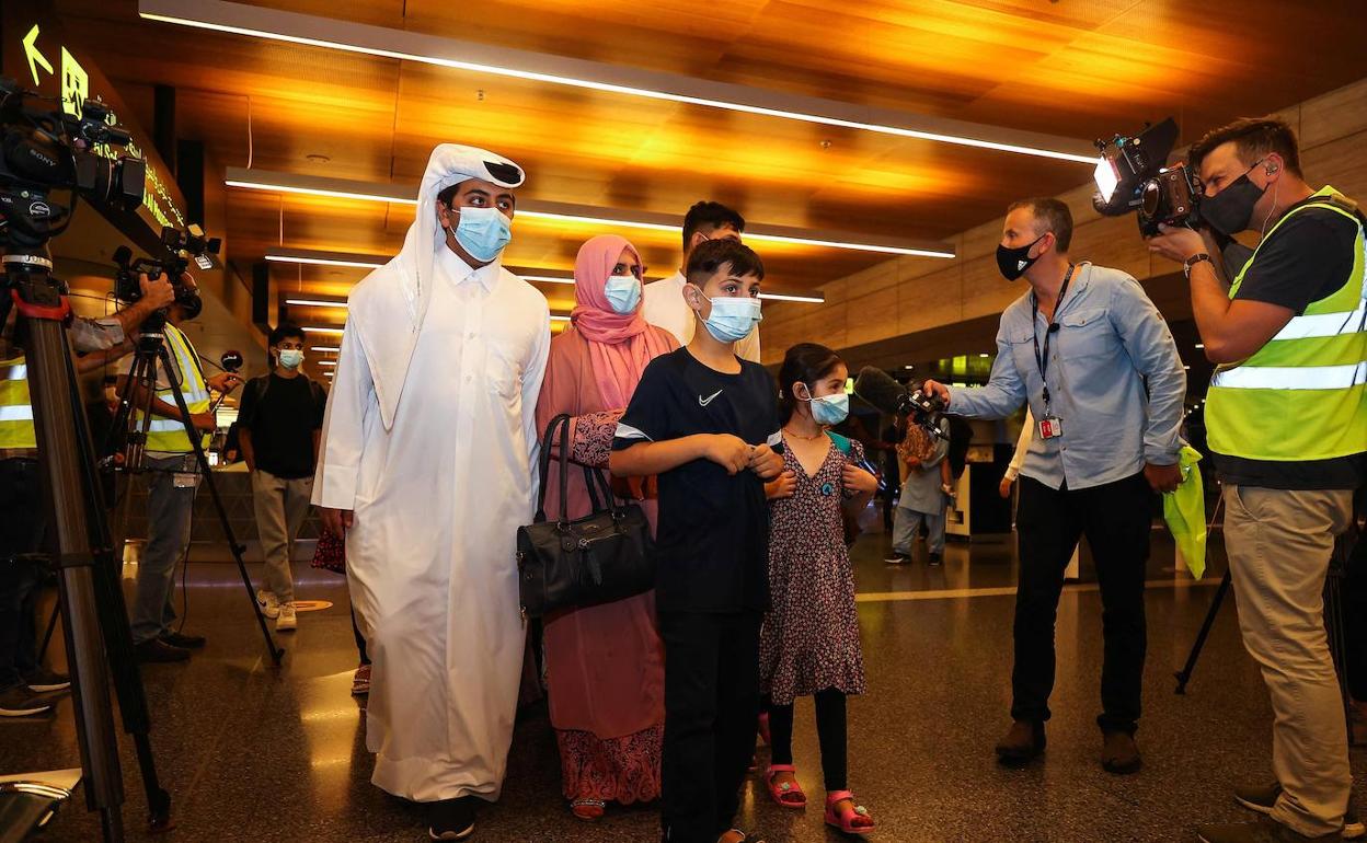 Los ciudadanos evacuados de Kabul llegan al aeropuerto de Doha, en Catar.