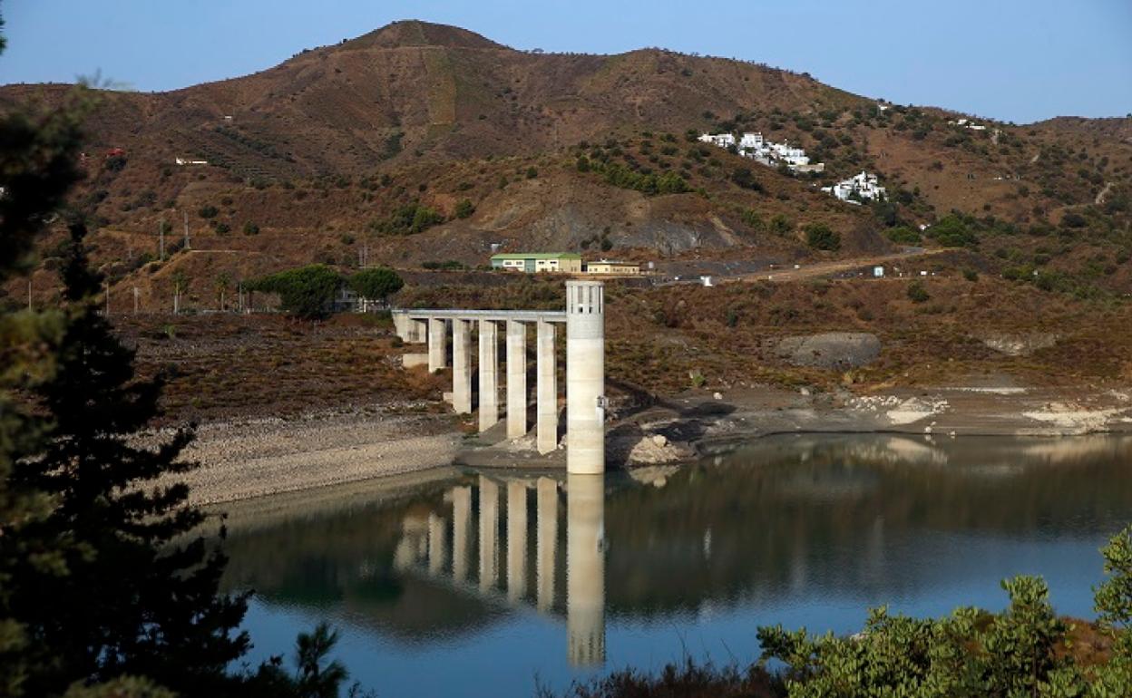 La imagen muestra el nivel de agua que lleva en estos momentos el pantano de La Viñuela, el de mayor capacidad en la provincia. 