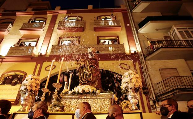 La Virgen de la Victoria se encierra en su santuario tras procesionar por las calles de Málaga