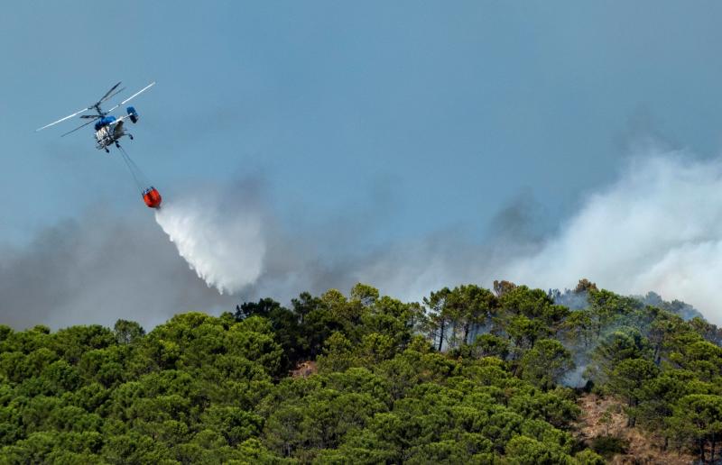 A primera hora de la mañana, la Junta eleva ha elevado a nivel 2 el plan de emergencias en Sierra Bermeja por un incendio que llega al grado E, el máximo de la catalogación del Plan Infoca. Con esta catalogación, ya se pueden solicitar la incorporación de medios extraordinarios estatales, como el caso de la UME. Así, tras la declaración del nivel 2, que implica que la dirección regional del COR asume el mando, se ha decidido reforzar el operativo con 2 FOCAS (hidroaviones) más del Estado a los 4 ya en operativo desde ayer y 1 helicóptero KAMOV. Además, se ha solicitado ya dos BRIF del Estado con 11 efectivos cada uno y un helicóptero. En total 5 medios aéreos más y 22 efectivos para el refuerzo para lograr vencer a las llamas.