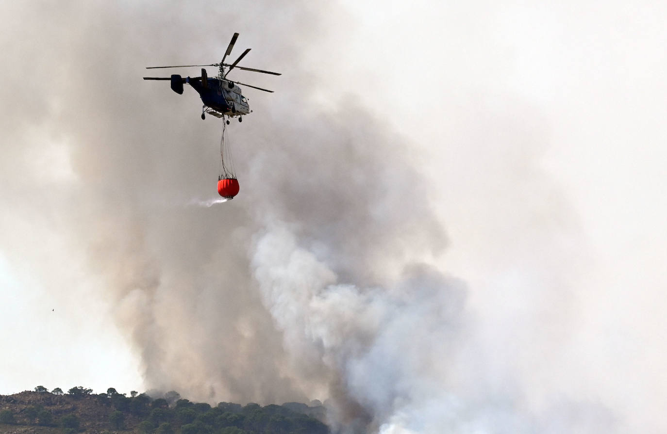 Este sábado se han movilizado 41 medios aéreos y unos 400 efectivos por tierra para luchar contra las llamas que no han afectado al pinsapar de la zona. Los nuevos desalojos elevan a 1.054 el número total de evacuados