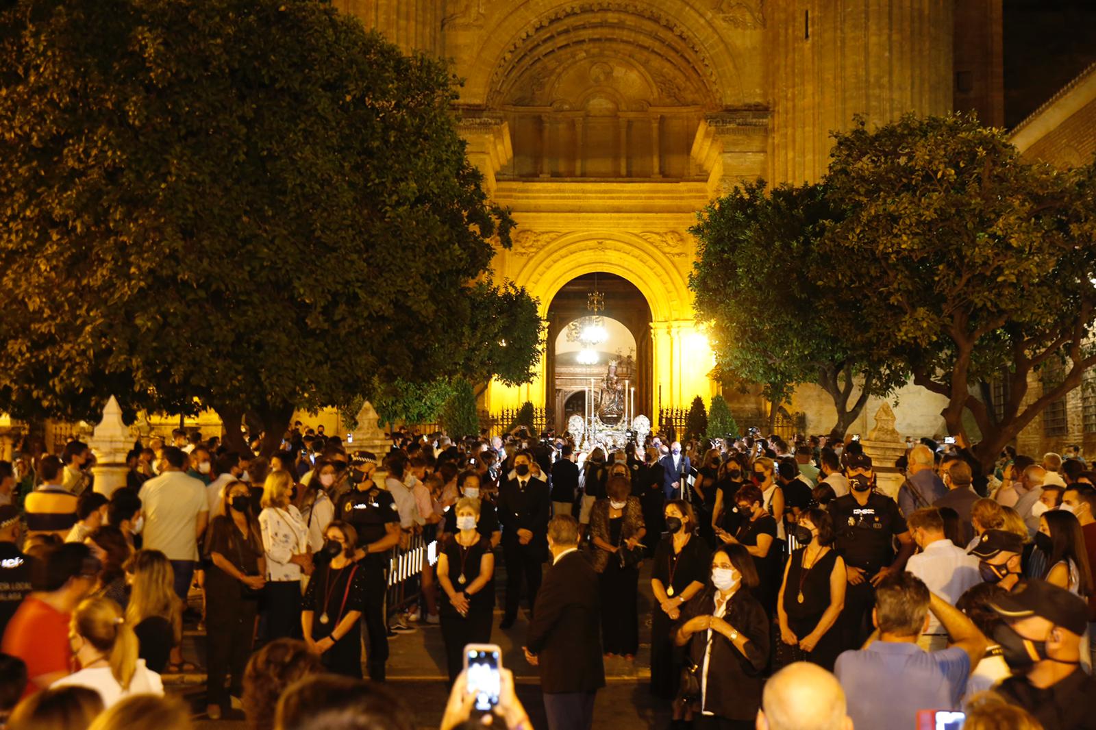 La Patrona fue trasladada desde la Catedral hasta su santuario a partir de las seis y media de la mañana en unas andas para 14 portadores