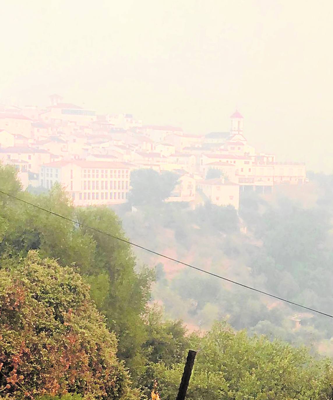 Genalguacil. La localidad quedó totalmente envuelta por el humo durante varias horas. 