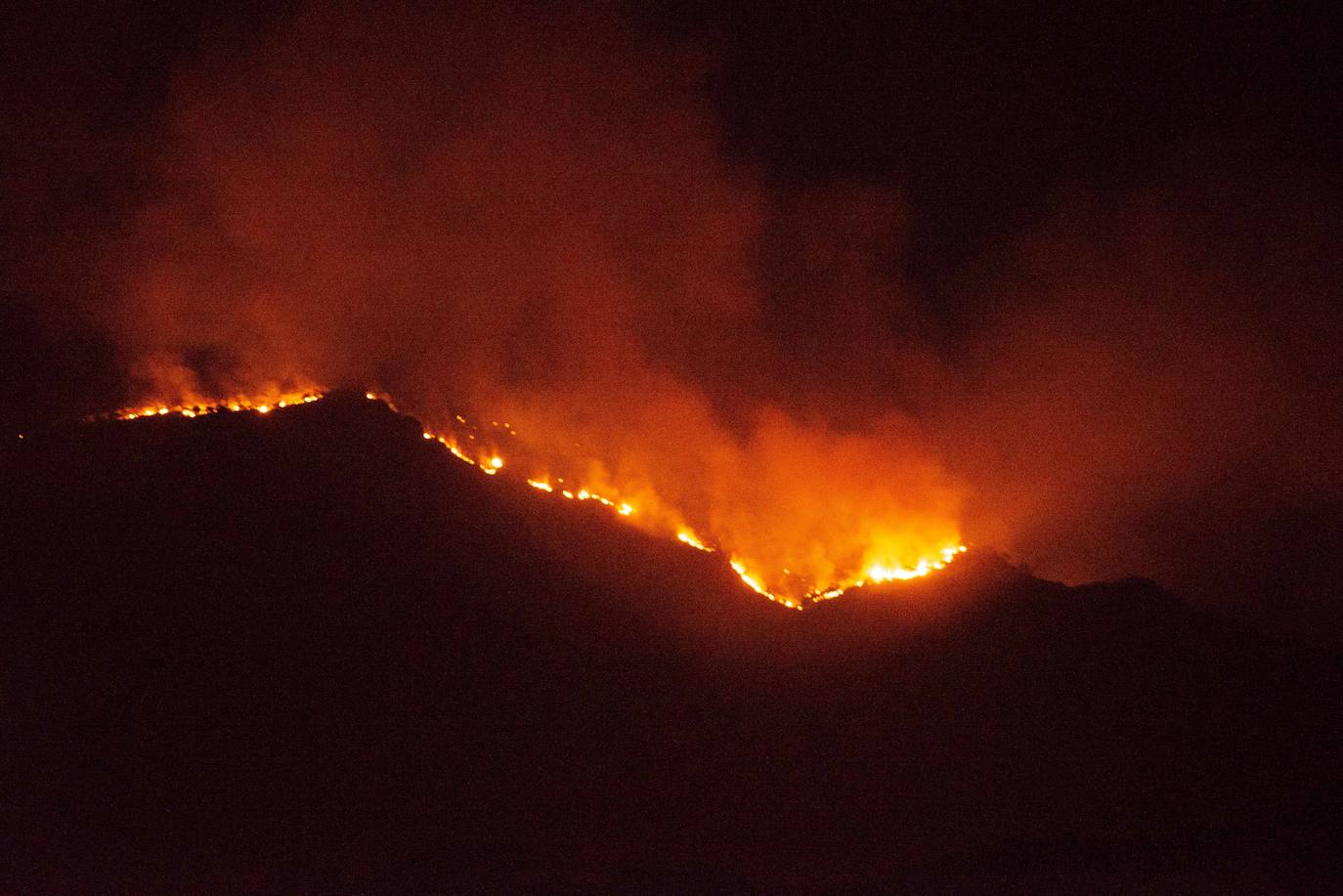 La situación del fuego obliga al desalojo de Alpandeire, Júzcar, Faraján y Pujerra, además de Jubrique y Genalguacil