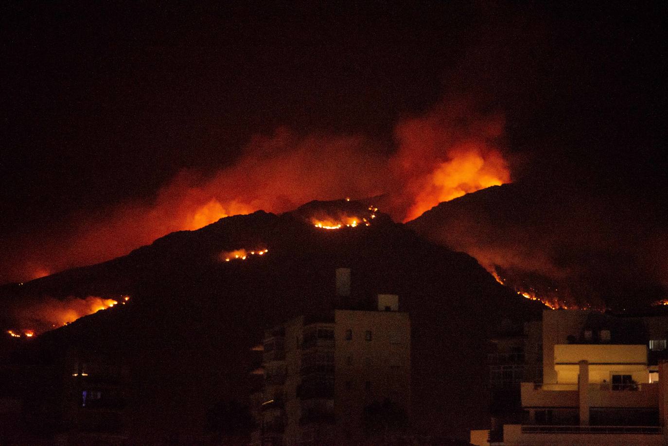 Vista del incendio desde Estepona.