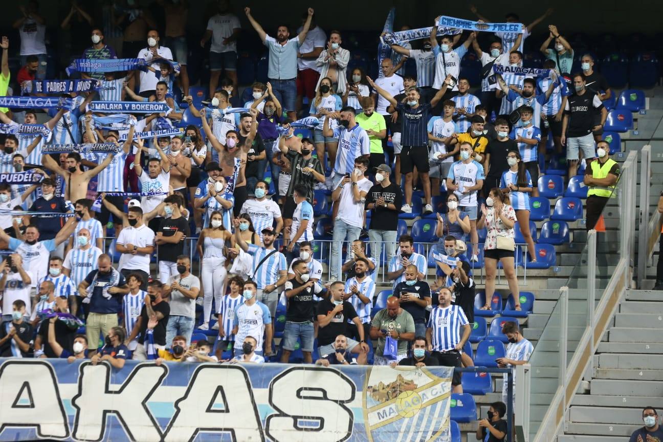 La Rosaleda volvió a mostrar un gran ambiente este domingo, pese a las restricciones por el covid 
