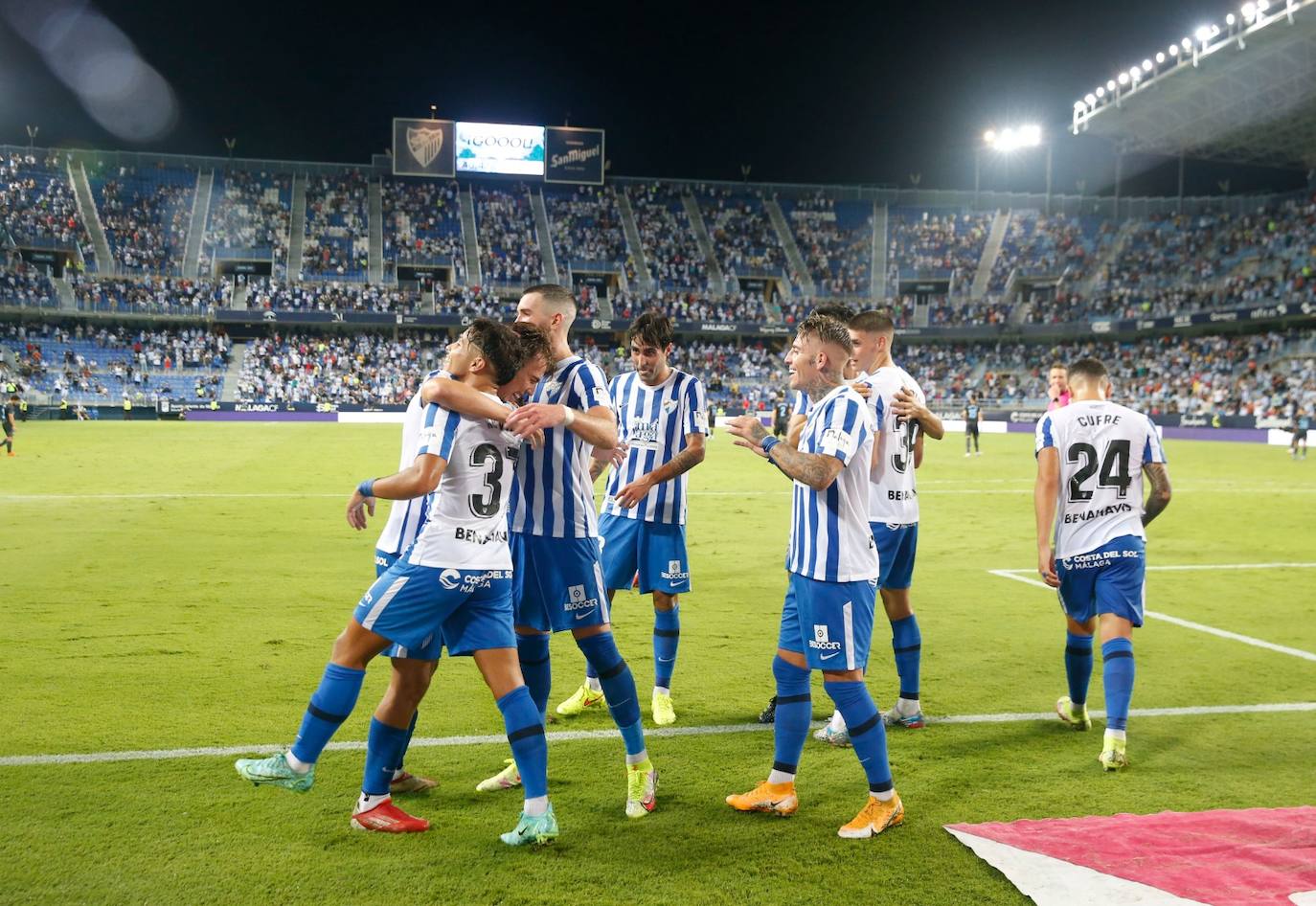 La Rosaleda volvió a mostrar un gran ambiente este domingo, pese a las restricciones por el covid 