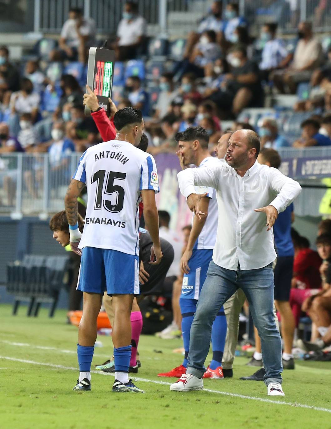 La Rosaleda volvió a mostrar un gran ambiente este domingo, pese a las restricciones por el covid 