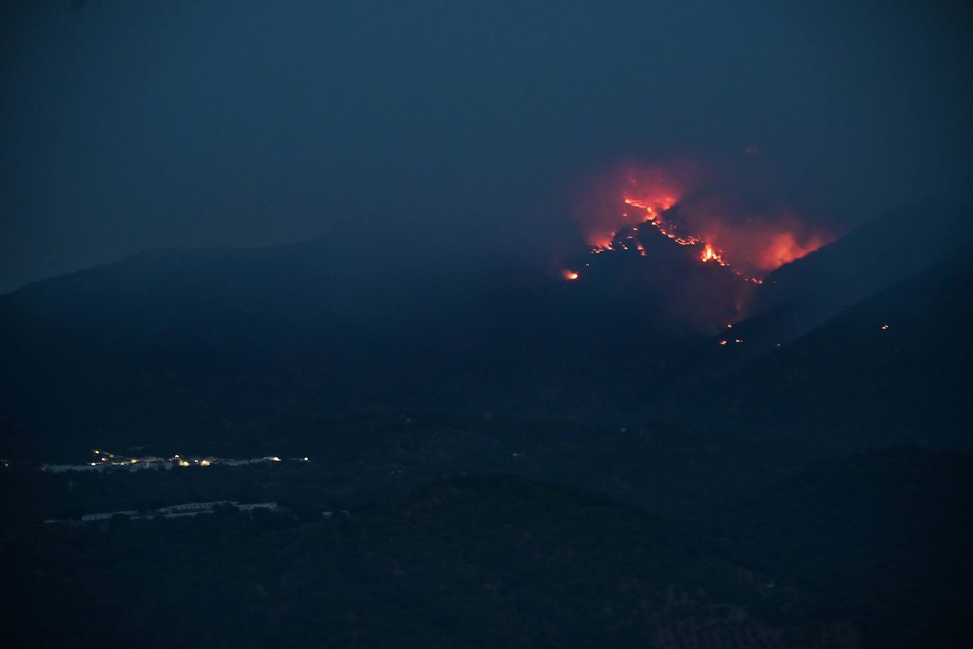 Vista del incendio desde Atajate