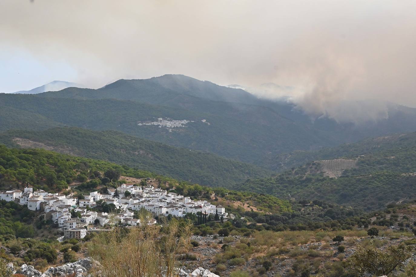 La nube de humo se deja ver desde distintos puntos de la provincia 