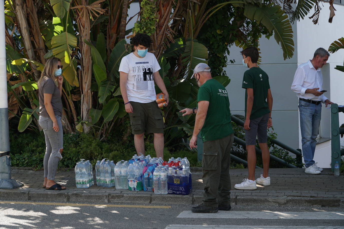 Las cenizas provocan otro incendio que obliga al desalojo preventivo de Jubrique y Genalguacil este domingo