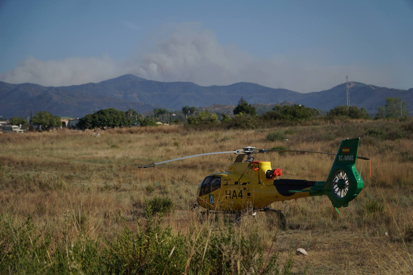 Las cenizas provocan otro incendio que obliga al desalojo preventivo de Jubrique y Genalguacil este domingo