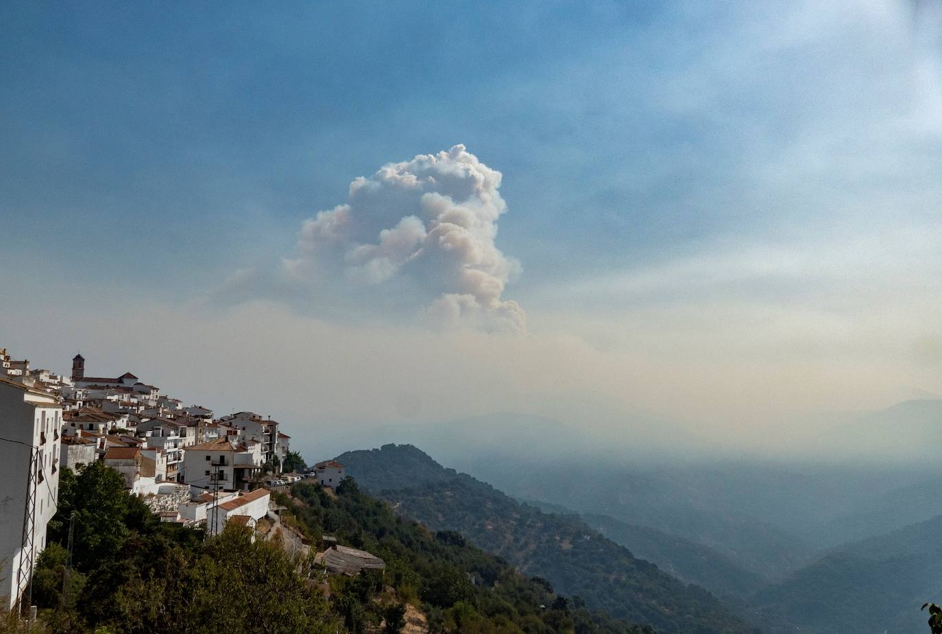 Las cenizas provocan otro incendio que obliga al desalojo preventivo de Jubrique y Genalguacil este domingo